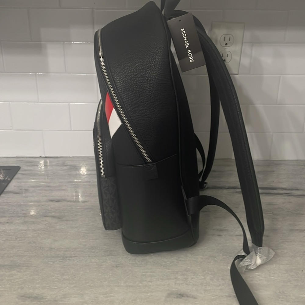 Authentic Michael Kors backpack - Picture 2 of 4